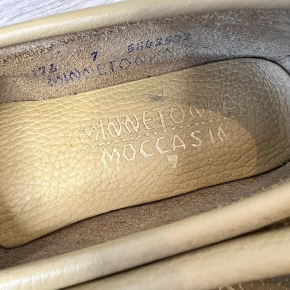 Minnetonka Moccasins Womens Size 7 Beige Beaded Thunderbirds Bow Flats Natural - Picture 2 of 14